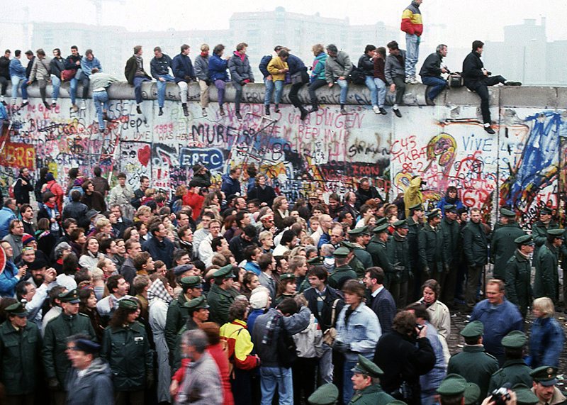 Potsdamer Platz 9. November 1989 by Dietmar Bührer