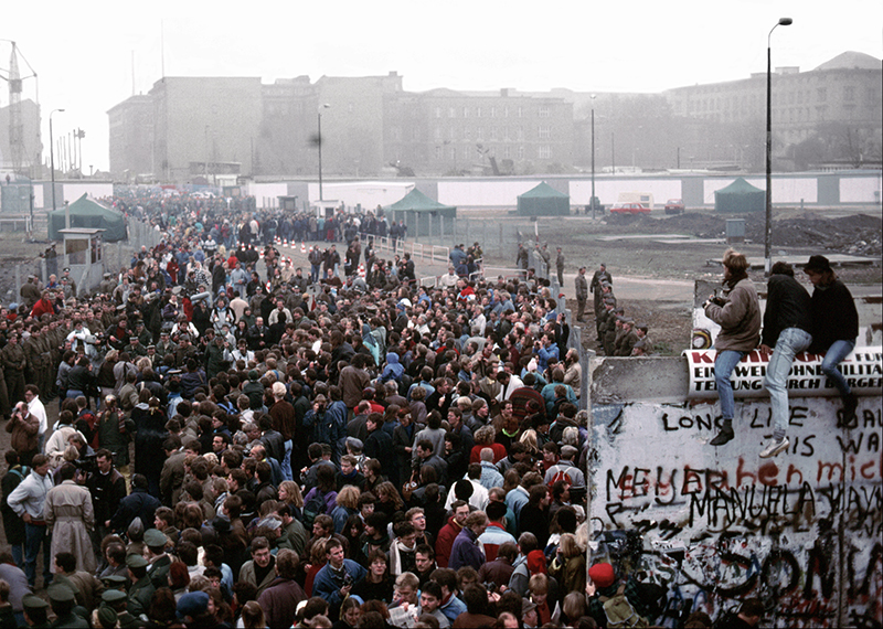 Potsdamer Platz 9. November 1989 by Dietmar Bührer