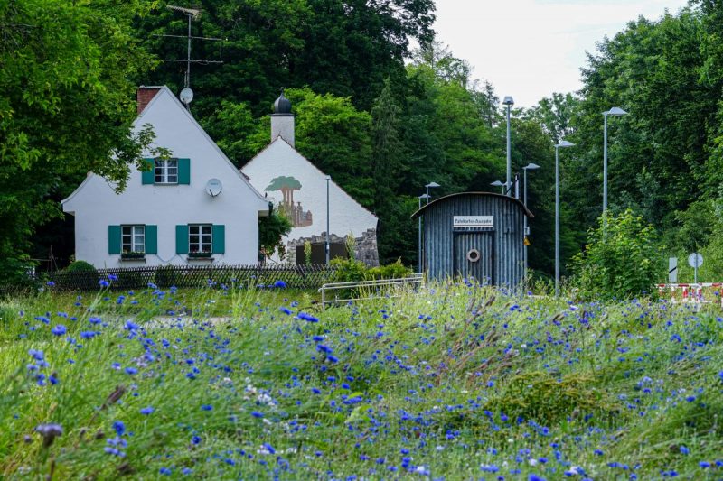 St. Ottilien stop with the corrugated iron hut serving as the station building in 1900. In a beautiful landscape lies the old station of the monastery village of Sankt Ottilien (Eresing), district of Landsberg am Lech. Photo © Michael Nguyen/VG Bild-Kunst, Bonn