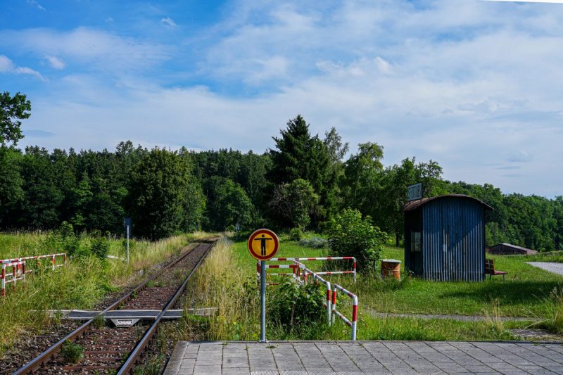St. Ottilien stop with the corrugated iron hut serving as the station building in 1900. In a beautiful landscape lies the old station of the monastery village of Sankt Ottilien (Eresing), district of Landsberg am Lech. Photo © Michael Nguyen/VG Bild-Kunst, Bonn