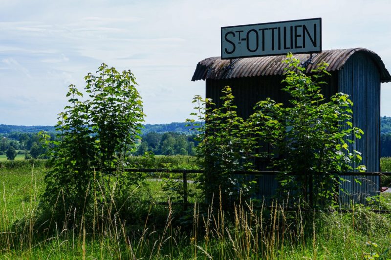St. Ottilien stop with the corrugated iron hut serving as the station building in 1900. In a beautiful landscape lies the old station of the monastery village of Sankt Ottilien (Eresing), district of Landsberg am Lech. Photo © Michael Nguyen/VG Bild-Kunst, Bonn